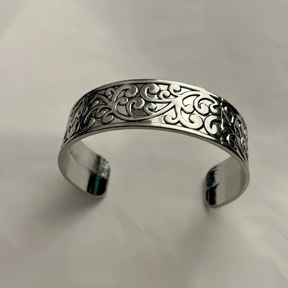 Read The VINE Print! Silver Bracelet. - Picture 1 of 5
